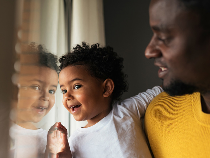 Heureux père et sa fille s'amusant
