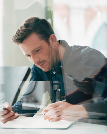 Homme affaires, portable utilisation, au travail
